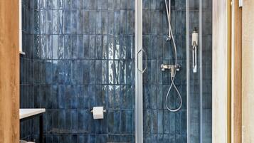 Enkeltrom – classic, ikke-røyk, bakgårdsutsikt | Bad | Dusj, toalettartikler (inkludert), hårføner og håndklær