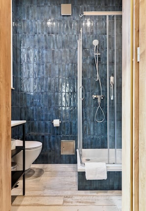 Quarto solteiro clássico, para não fumantes, vista para o pátio | Banheiro | Chuveiro, produtos de toalete grátis, secador de cabelo