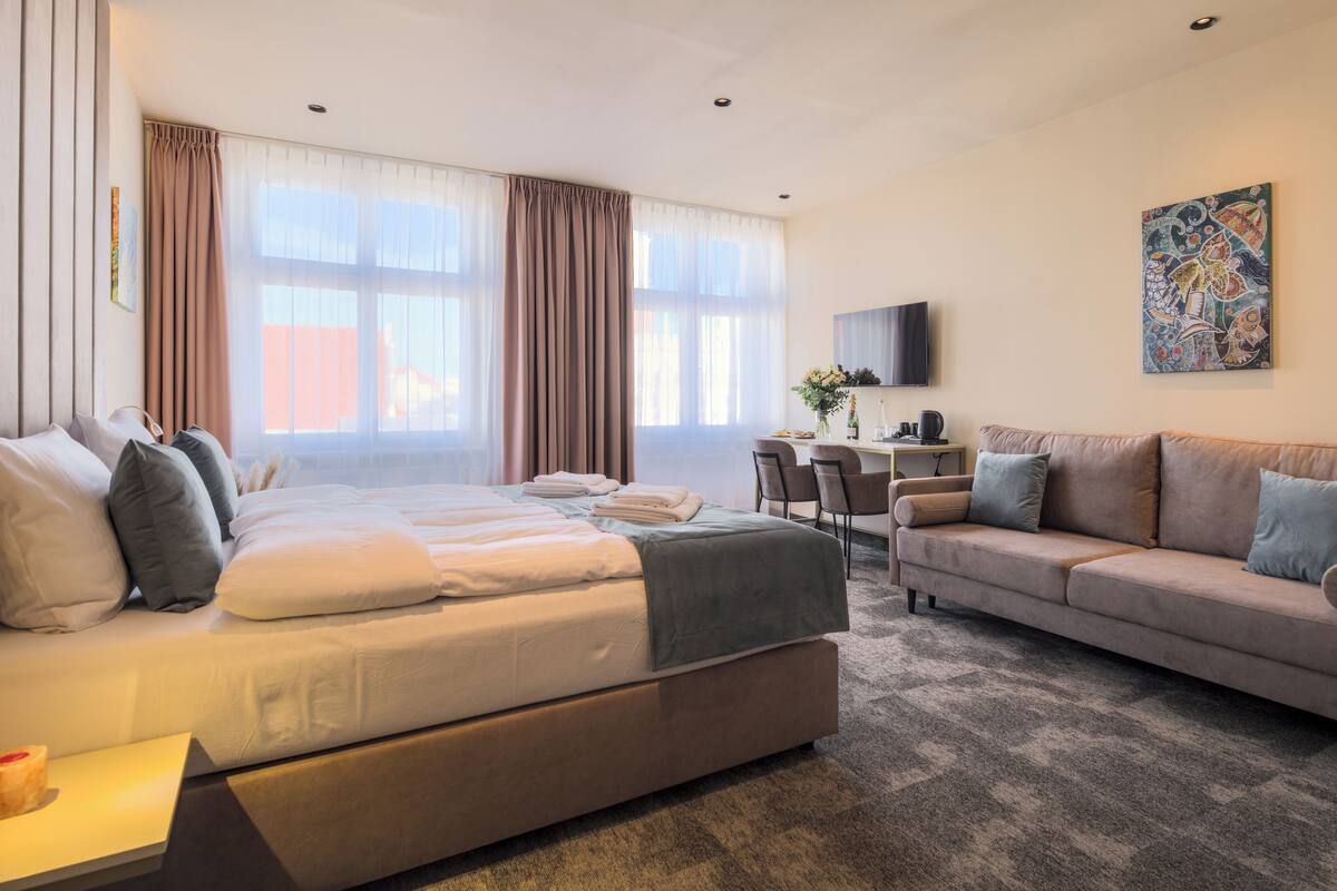 Triple Room | In-room safe, blackout drapes, free WiFi, bed sheets