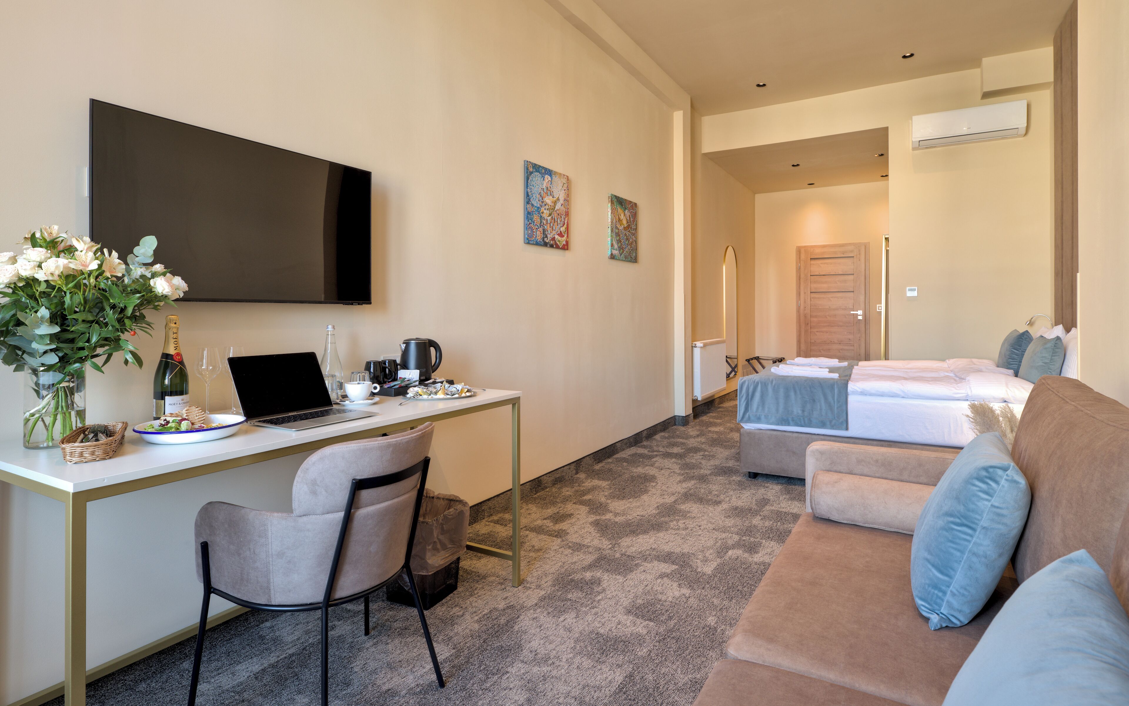 Quarto triplo luxo | Cofres nos quartos, cortinas blackout, Wi-Fi de cortesia, roupa de cama