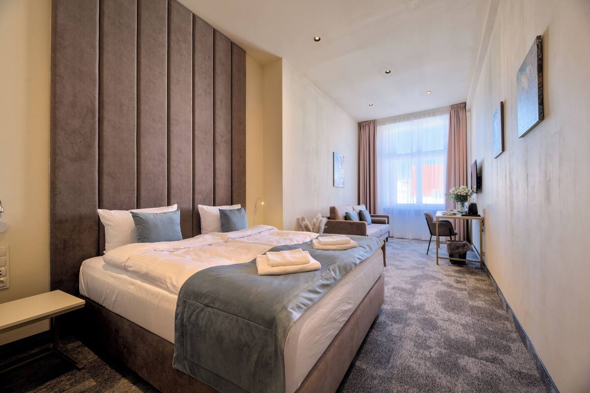 Deluxe Triple Room | Bathroom | Shower, free toiletries, hair dryer, towels