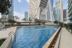 Pool - Lavish 1BR Apartment in Merano tower, Few Minutes to Burj Khalifa and Dubai Mall (Dubai)