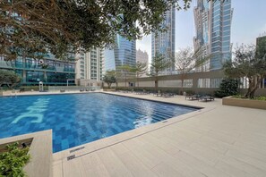 Pool - Lavish 1BR Apartment in Merano tower, Few Minutes to Burj Khalifa and Dubai Mall (Dubai)