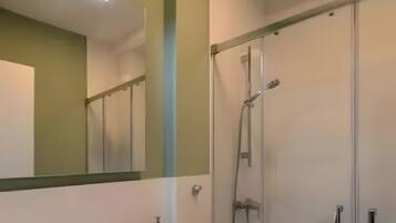 Douche, sèche-cheveux, serviettes fournies