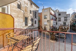 Outdoor dining - Cal Benet de Camarassa 1 – Central Apartment with 3 Bedrooms (Camarasa)
