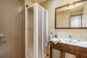 Shower, hair dryer, towels - Cal Benet de Camarassa 1 – Central Apartment with 3 Bedrooms (Camarasa)