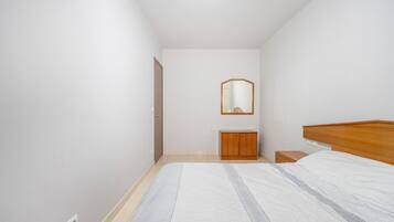 Tabla de planchar con plancha, wifi y ropa de cama