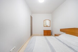 Iron/ironing board, WiFi, bed sheets - Cal Benet de Camarassa 1 – Central Apartment with 3 Bedrooms (Camarasa)