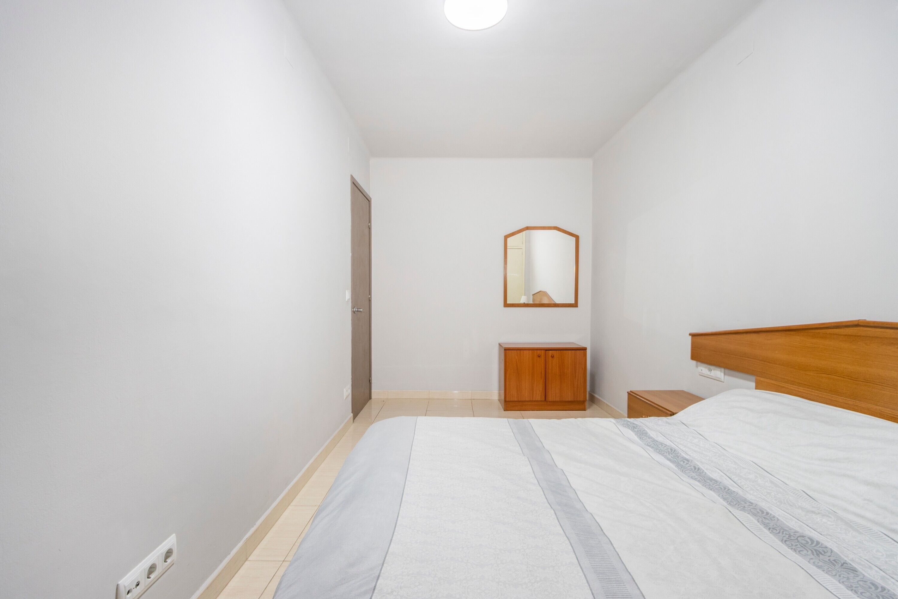 Een strijkplank/strijkijzer, wifi, beddengoed