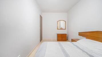 Een strijkplank/strijkijzer, wifi, beddengoed