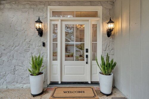 Relaxing River View Retreat – 4BR, Single Level, Deck, Gym, Fire Pit, 1.5 Acres