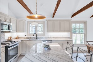 Microondas, horno, parrilla de estufa y lavavajillas 