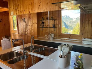 Fridge, microwave, oven, stovetop - Beautiful 3 bedroom chalet in Le Biot, close to slopes/lakes - Portes du Soleil (Le Biot)