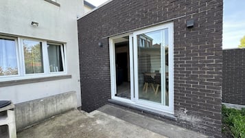 Apartemen Comfort, pemandangan kebun | Teras/patio