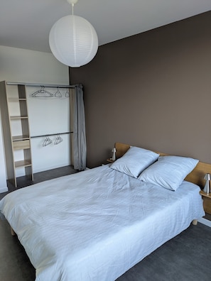 4 bedrooms, travel crib, free WiFi, bed sheets