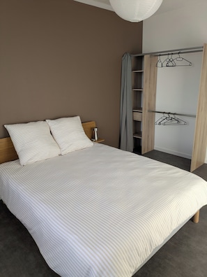 4 bedrooms, travel crib, free WiFi, bed sheets