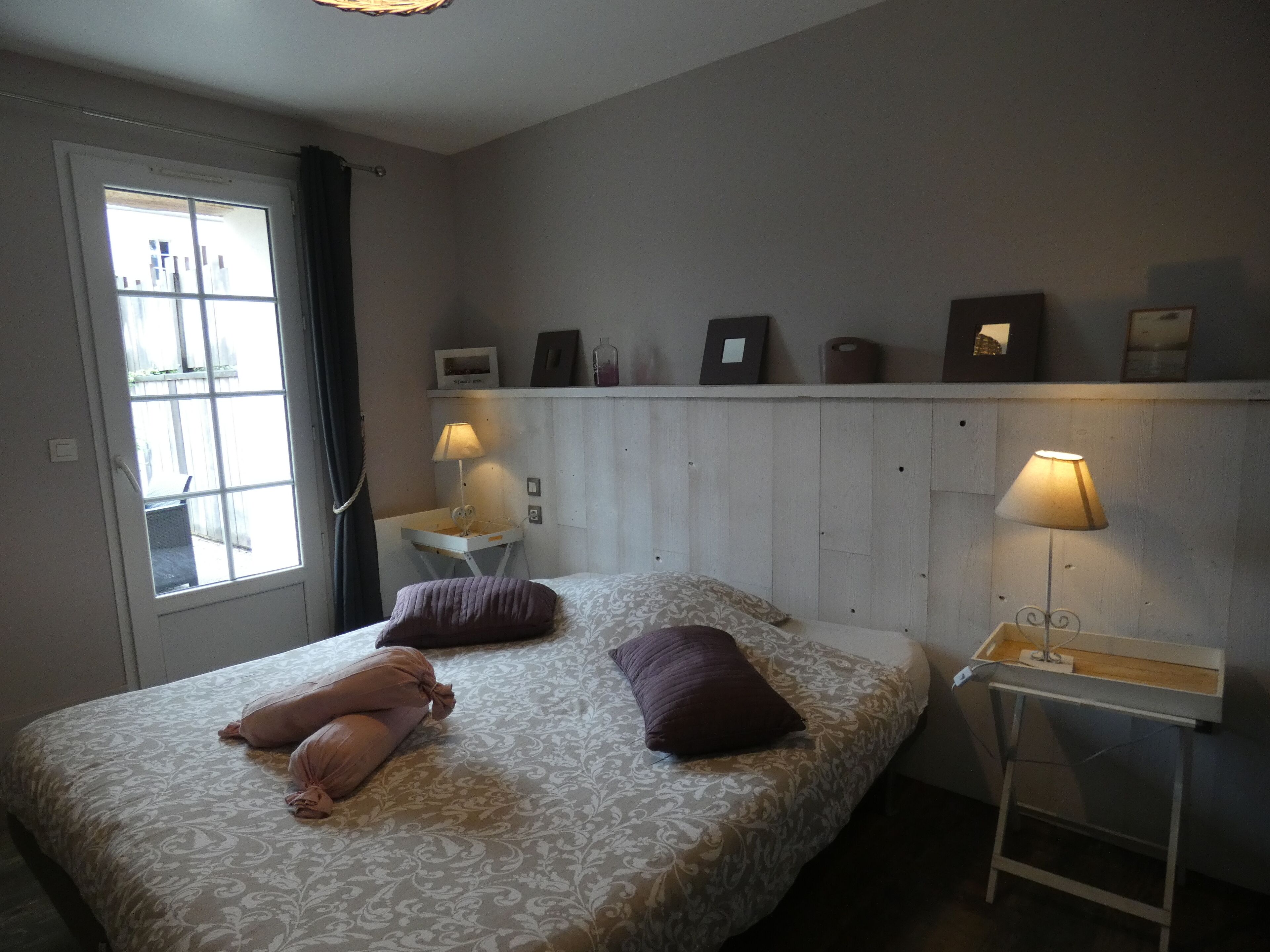 Een strijkplank/strijkijzer, internet, beddengoed