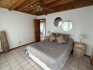 3 habitaciones, tabla de planchar con plancha, wifi y ropa de cama 
