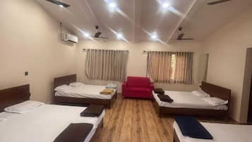 Family Room | Soundproofing, free WiFi, bed sheets