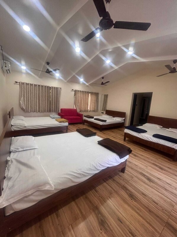 Habitación familiar | Sistema de insonorización, wifi gratis, ropa de cama