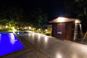 Una piscina al aire libre