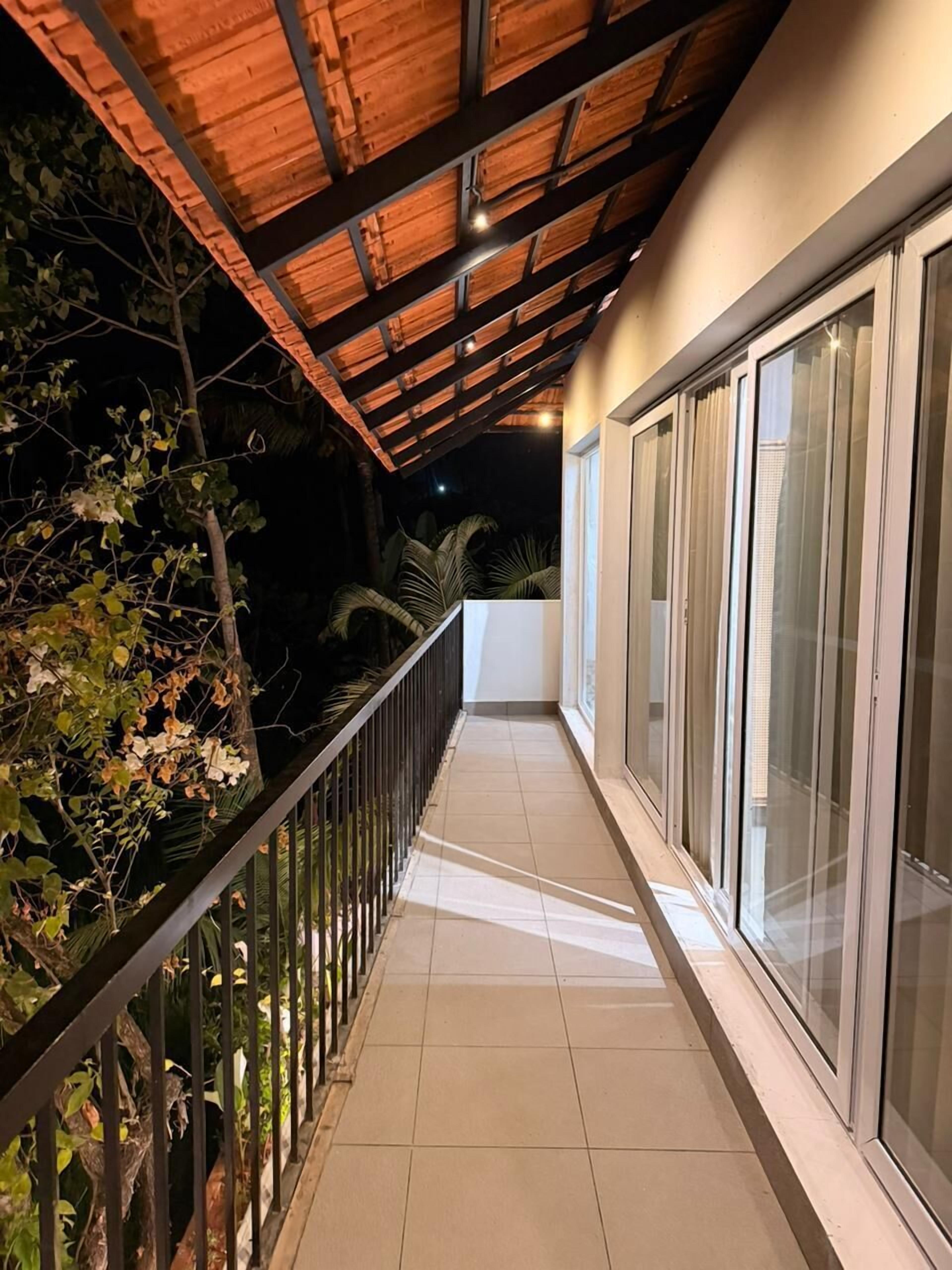 Luxury Double Room, Bathtub, Garden View | Laptop workspace, iron/ironing board, free WiFi
