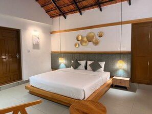 Luxury Double Room, Bathtub, Garden View | Laptop workspace, iron/ironing board, free WiFi