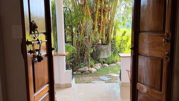 Quarto casal executivo, varanda, vista para o jardim | Espaço de trabalho para notebook, ferros/tábuas de passar roupa