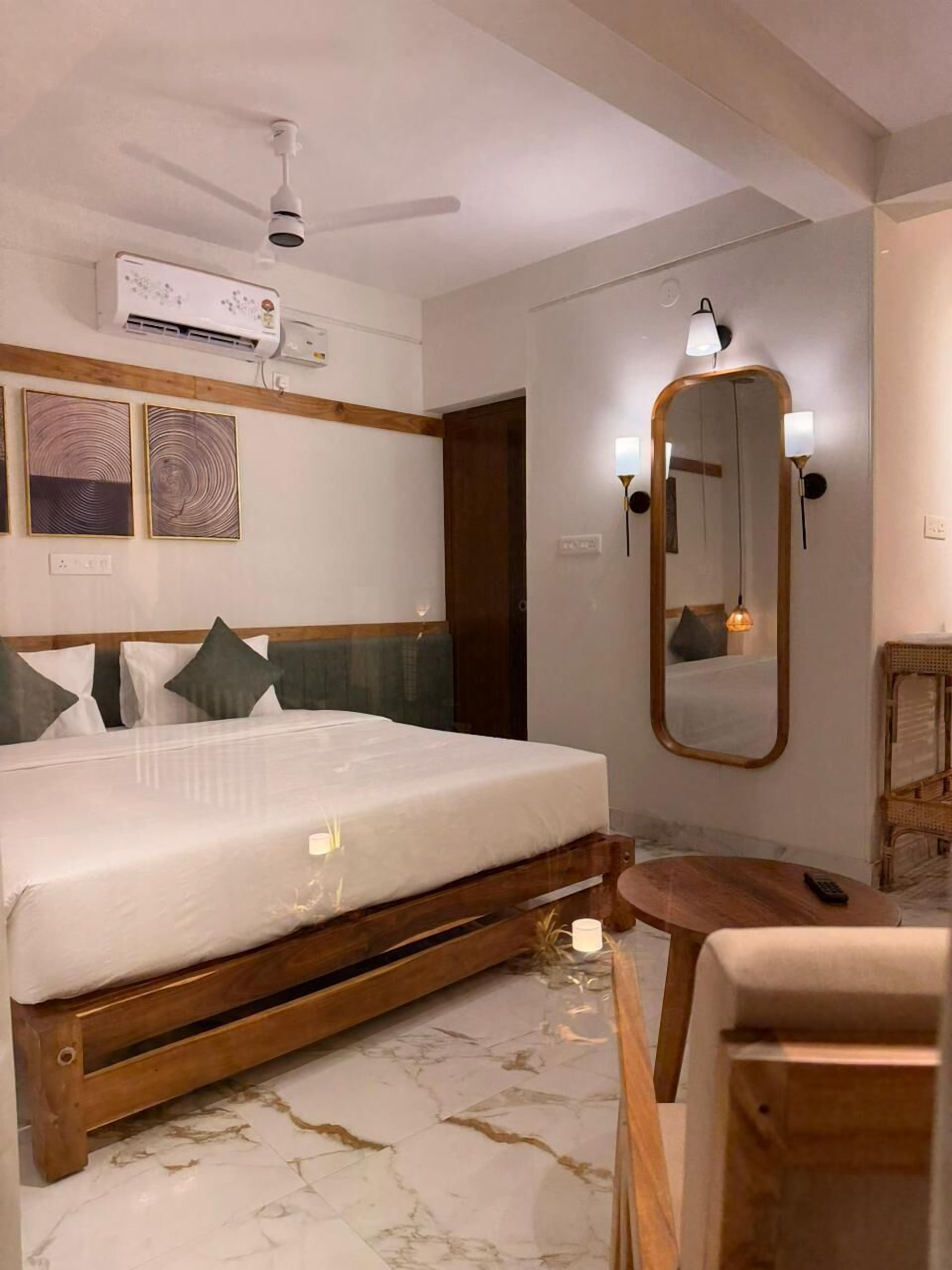 Quarto casal luxo, vista para o jardim | Espaço de trabalho para notebook, ferros/tábuas de passar roupa