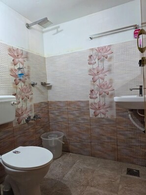 Habitación estándar doble, patio, vistas al jardín | Baño | Secador de pelo, toallas, jabón y papel higiénico