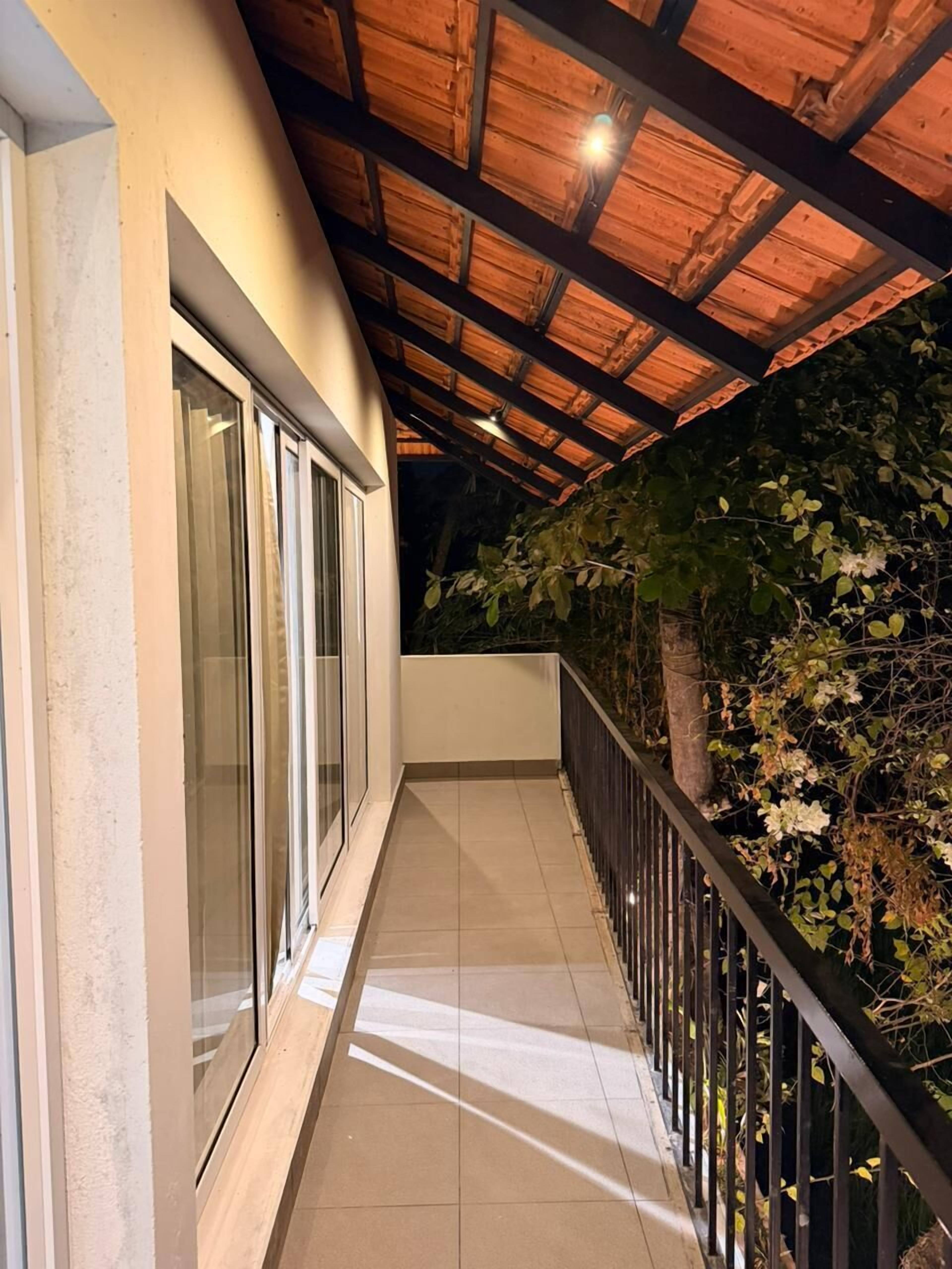 Quarto casal superluxo, banheira, vista para o jardim | Espaço de trabalho para notebook, ferros/tábuas de passar roupa