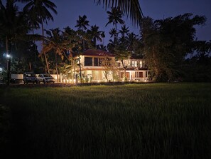 Superior tweepersoonskamer, balkon, uitzicht op tuin | Voorkant van accommodatie