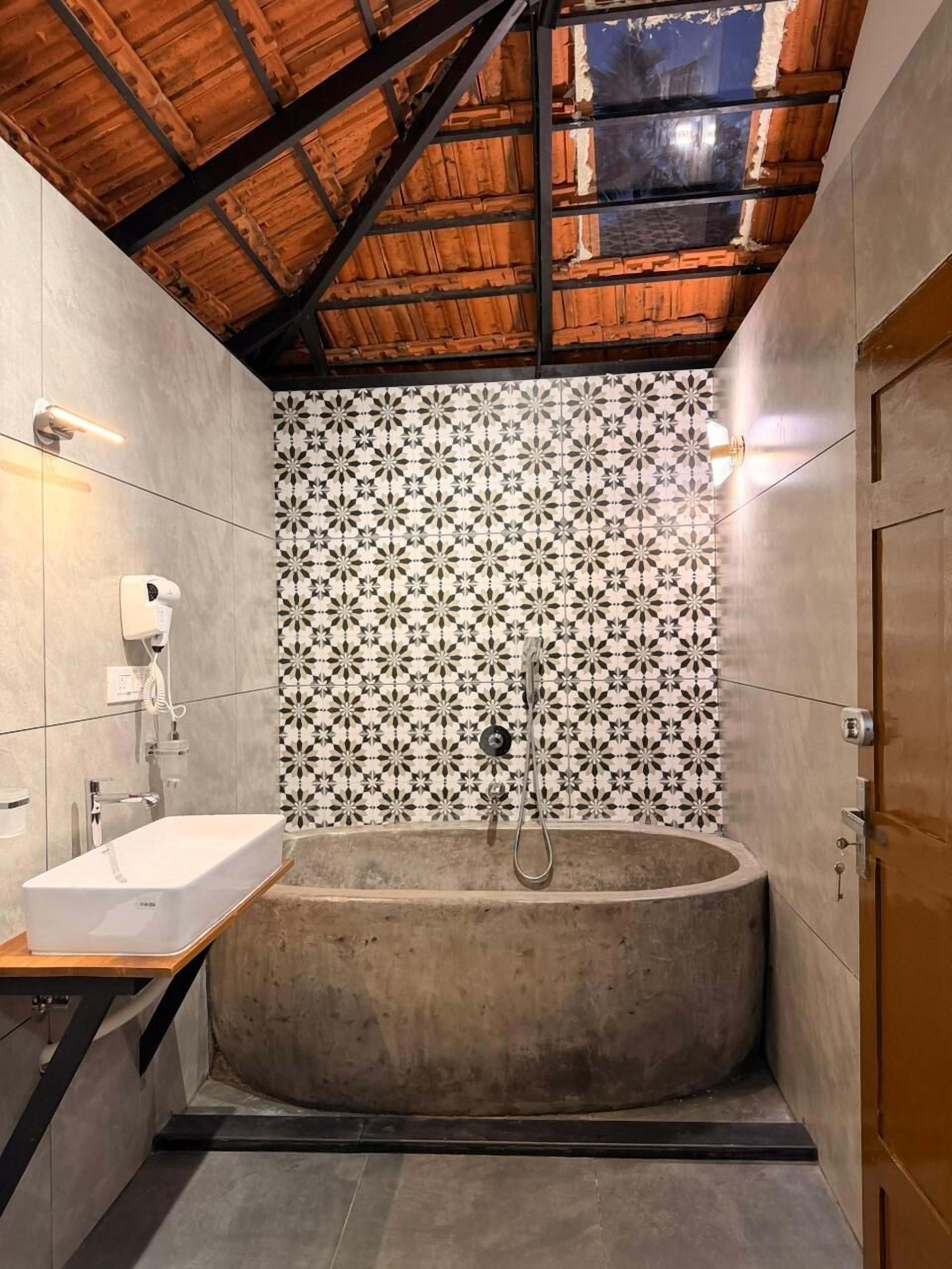 Luxury Double Room, Bathtub, Garden View | Bathroom | Hair dryer, towels, soap, toilet paper