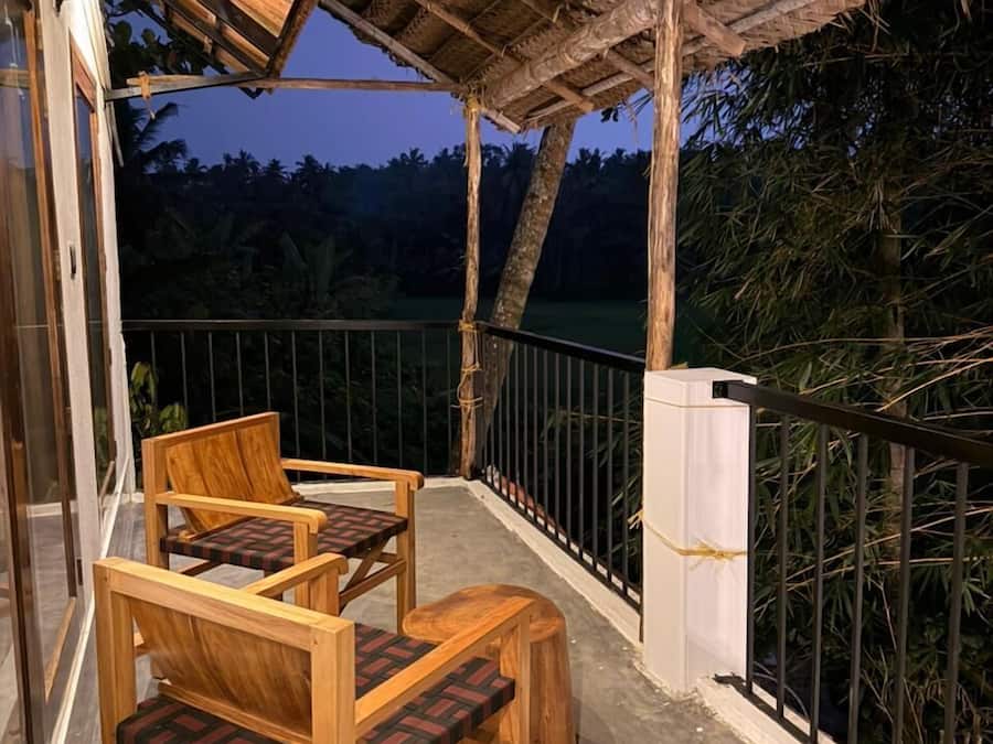 Habitación doble superior, bañera, vistas al jardín | Espacio para trabajar con un portátil y tabla de planchar con plancha