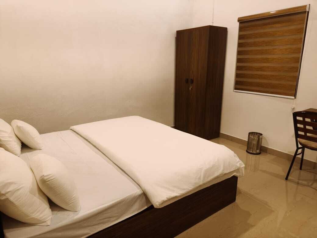 Superior tweepersoonskamer, uitzicht op tuin | Een laptopwerkplek, een strijkplank/strijkijzer