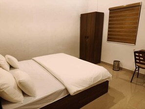 Superior tweepersoonskamer, uitzicht op tuin | Een laptopwerkplek, een strijkplank/strijkijzer