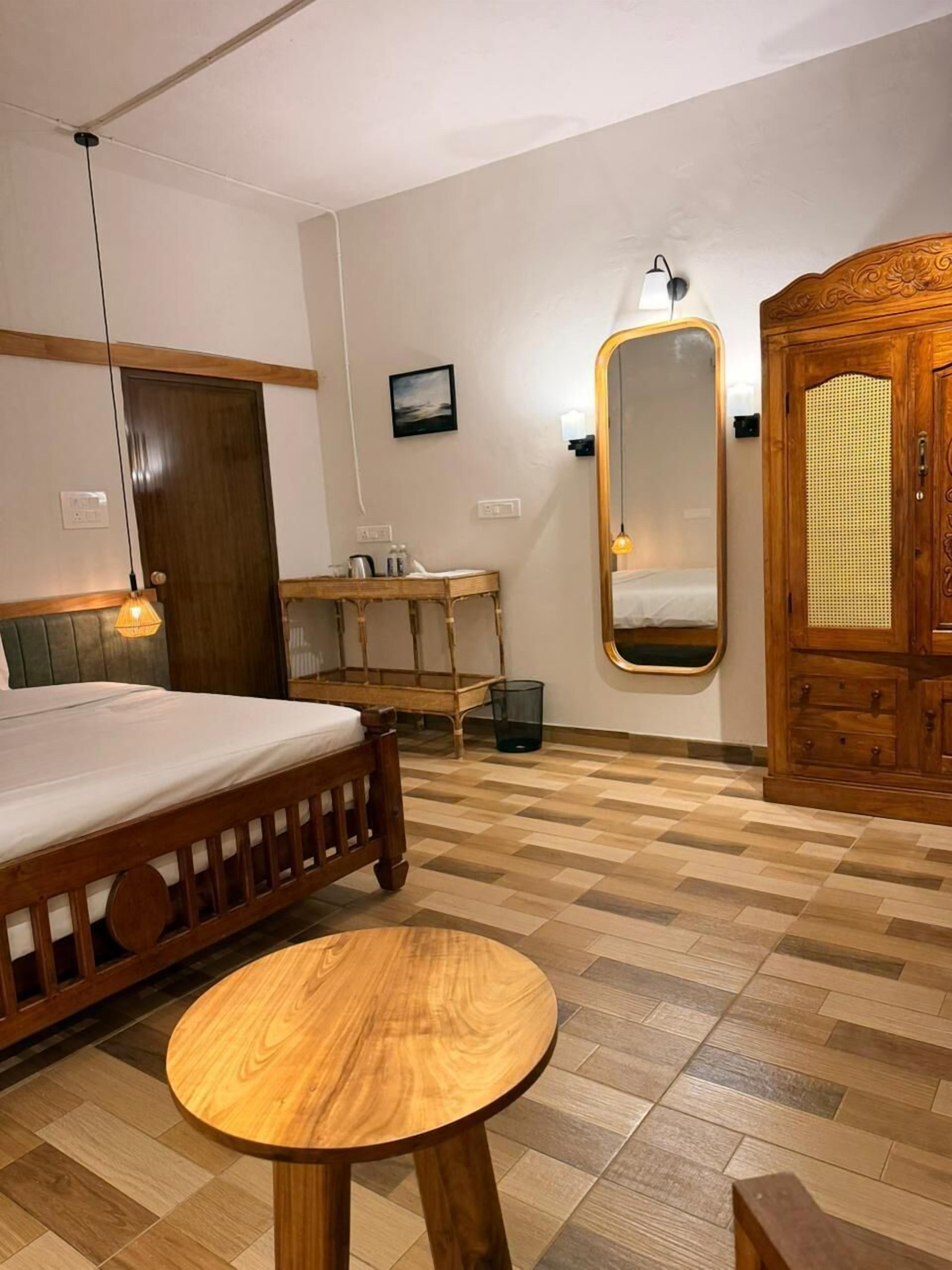 Chambre Double Deluxe, patio, vue jardin | Espace de travail pour ordinateur portable, fer et planche à repasser