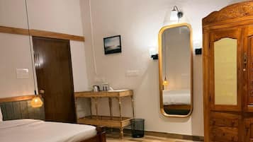 Chambre Double Deluxe, patio, vue jardin | Espace de travail pour ordinateur portable, fer et planche à repasser