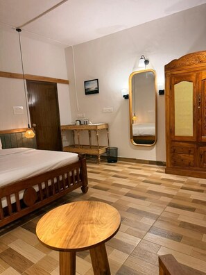 Quarto casal luxo, varanda, vista para o jardim | Espaço de trabalho para notebook, ferros/tábuas de passar roupa