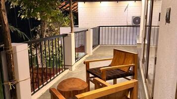 Habitación doble superior, bañera, vistas al jardín | Espacio para trabajar con un portátil y tabla de planchar con plancha