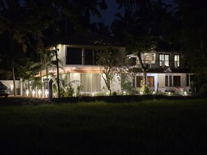 Quarto casal superluxo, banheira, vista para o jardim | Fachada da propriedade