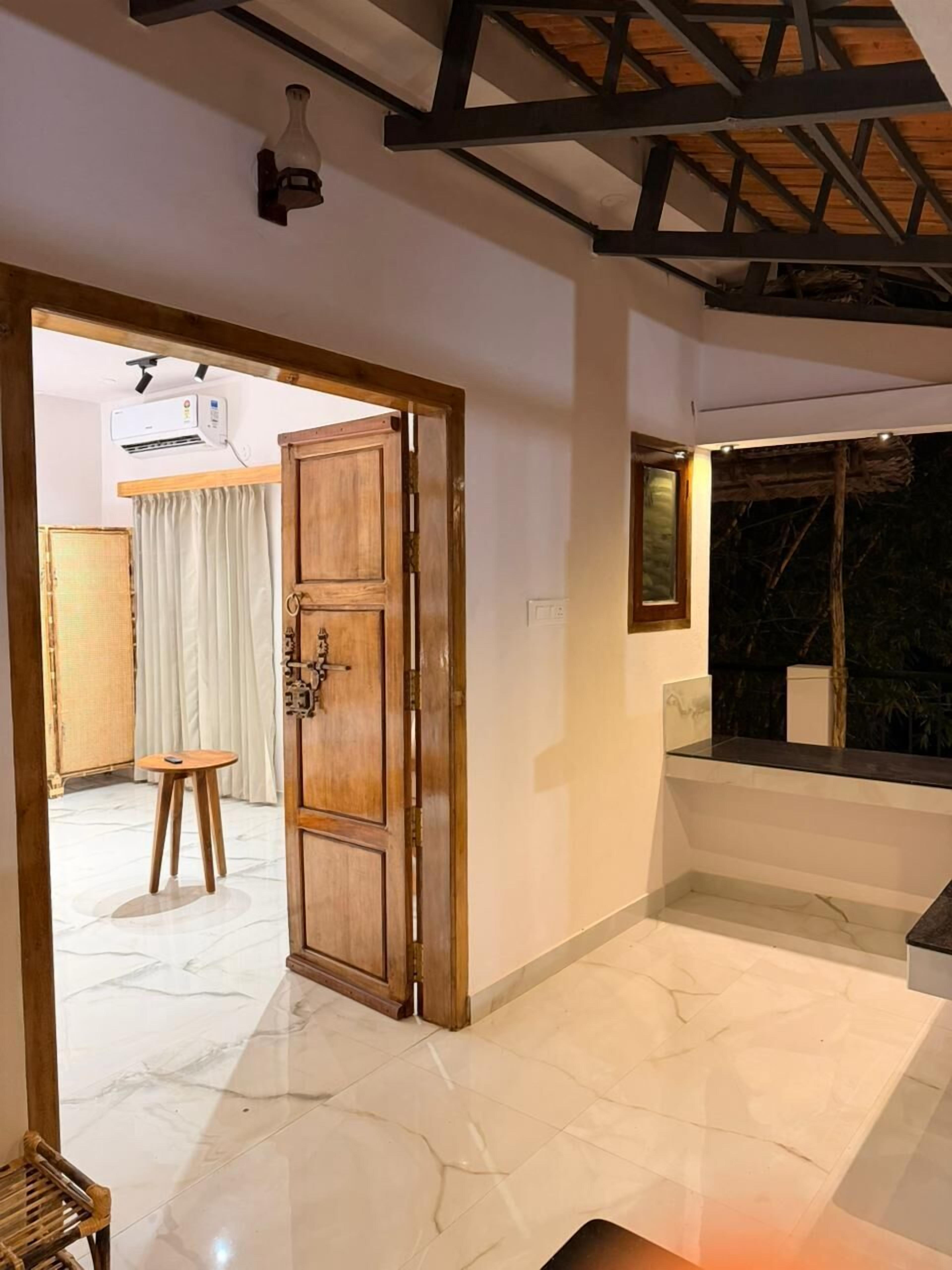Superior Double Room, Bathtub, Garden View | Laptop workspace, iron/ironing board, free WiFi