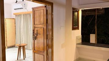 Superior Double Room, Bathtub, Garden View | Laptop workspace, iron/ironing board, free WiFi