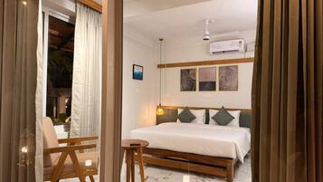 Quarto casal luxo, vista para o jardim | Espaço de trabalho para notebook, ferros/tábuas de passar roupa