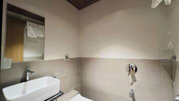 Quarto quádruplo | Banheiro | Toalhas de banho, sabonete, shampoo