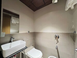Quadruple Room | Bathroom | Towels, soap, shampoo - Hotel Imperial Suite (Mumbai)