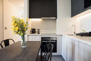 Fridge, microwave, oven, stovetop - Chic Ñuñoa Apt: 2BR, 2BA, Sleeps 5, Balcony (Ñuñoa)