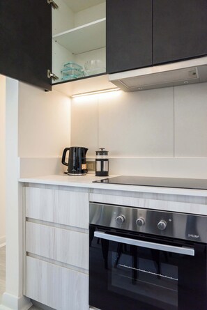 Geladeira, micro-ondas, fogão, cooktop