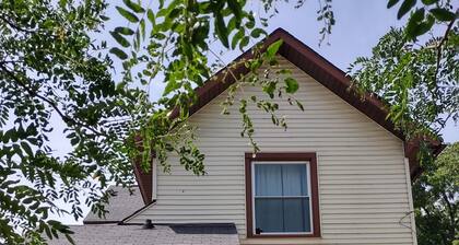 Charming 1-bedroom apartment with AC in lively Lansing