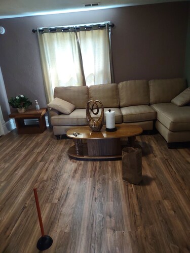 Charming 1-bedroom apartment with AC in lively Lansing